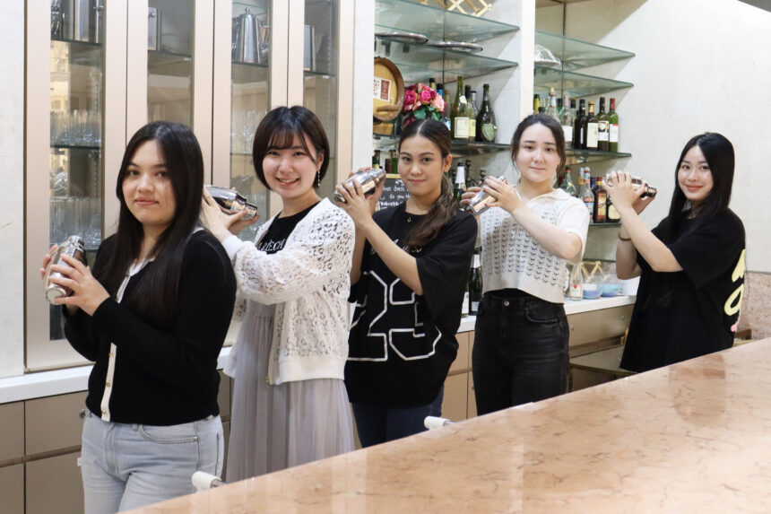 バーカウンター カクテル作りなど実技の授業が受けられます